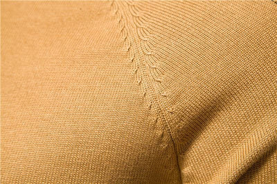 Jednolity męski sweter z dodatkami na ramionach-Bossino