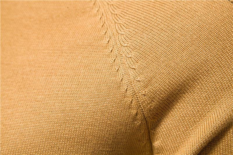 Jednolity męski sweter z dodatkami na ramionach-Bossino